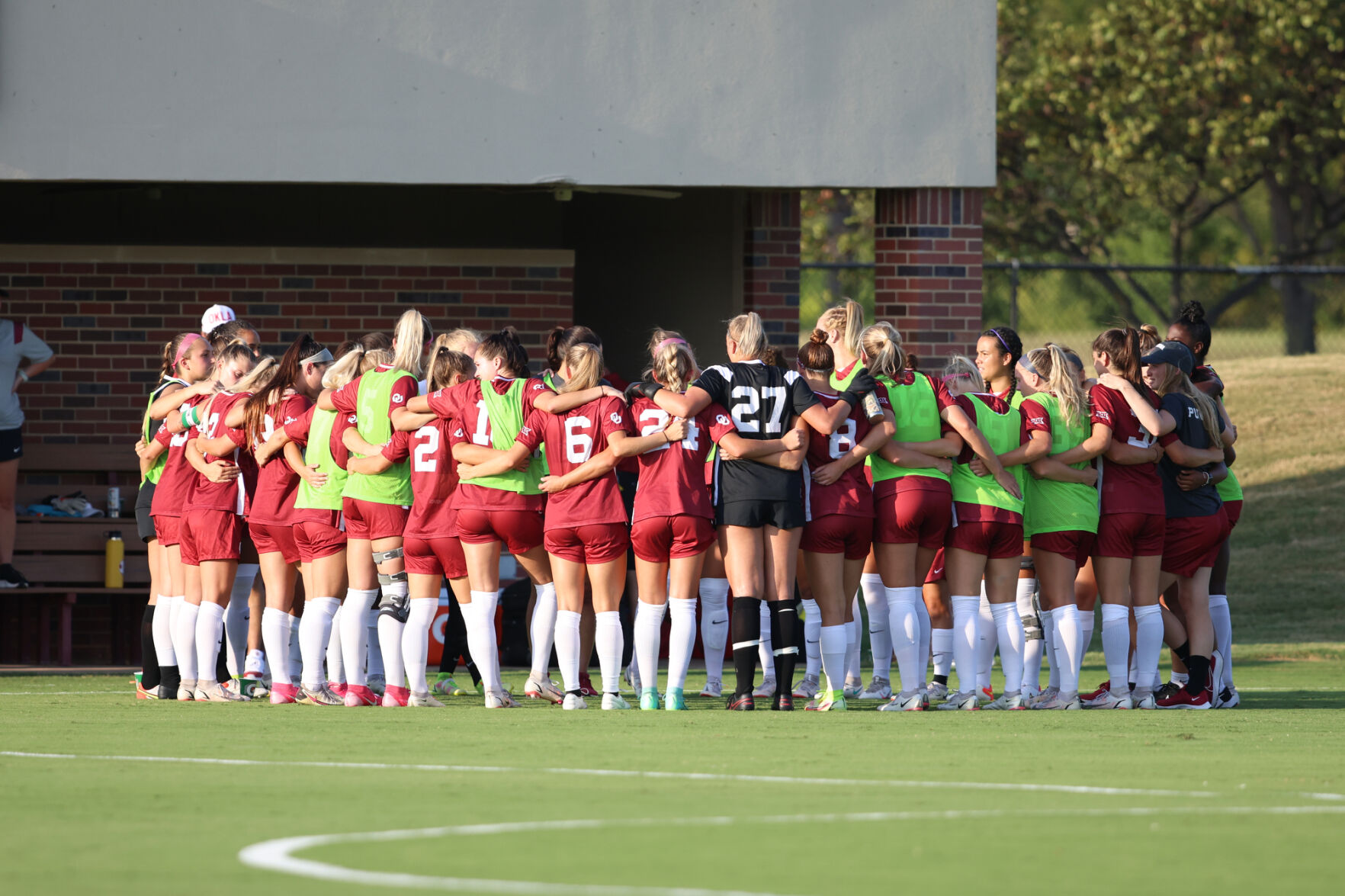 Sooners huddle